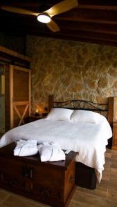 - une chambre avec un lit et 2 serviettes dans l'établissement Precioso ático con vistas al mar, à Santa Úrsula