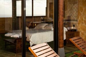 - une chambre avec un lit, une chaise et une fenêtre dans l'établissement Precioso ático con vistas al mar, à Santa Úrsula