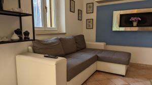 uma sala de estar com um sofá e uma mesa em Cozy Couples Apartment just 15 min from Garda Lake em Caprino Veronese