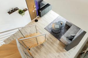 vista sul soffitto di un soggiorno con tavolo di Roof-Suite 02 I Aufzug I BBQ I WiFi I Balkon I TV a Rheda-Wiedenbrück