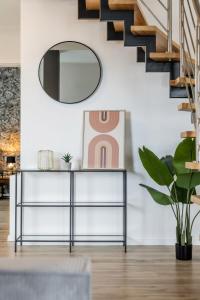 un soggiorno con console e specchio di Roof-Suite 02 I Aufzug I BBQ I WiFi I Balkon I TV a Rheda-Wiedenbrück