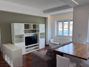 een woonkamer met een tv en een bank en een tafel bij Residence Tufilla in Ascoli Piceno