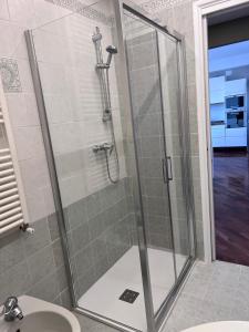 eine Dusche mit Glastür im Bad in der Unterkunft Residence Tufilla in Ascoli Piceno