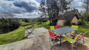 una mesa y sillas en un patio con vistas en Le chant des étoiles, en La Croix-en-Touraine