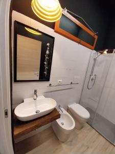 un bagno con lavandino e WC di Ciclamino fori Porta Pispini 2 a Siena