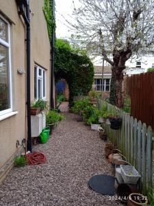 um quintal com uma cerca e um jardim com plantas em Captivating 2-Bed Hideaway Apartment in Gloucester em Gloucester