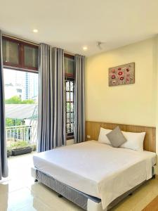 ein Schlafzimmer mit einem großen Bett in einem Zimmer in der Unterkunft Phúc Đức Hotel in Thanh Hóa