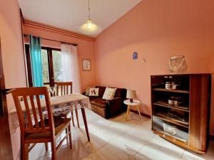 sala de estar con mesa y sofá en Villa Mihaela Porec, en Poreč