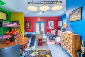 een woonkamer met kleurrijke muren en een tafel bij Unique studio w pool spa & gardens near downtown in Jacksonville