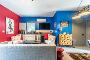 a living room with red and blue walls at Unique studio w pool spa & gardens near downtown in Jacksonville