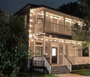 uma casa com luzes na frente em Elegant 2 BR apt in the heart of historic SPR - 5 min drive to TIAA Bank Field em Jacksonville