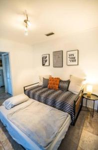 מיטה או מיטות בחדר ב-Charming Riverside Retreat 1 1 - Near 5 Points #3