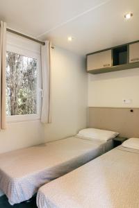 Postel nebo postele na pokoji v ubytování Camping La Sirena