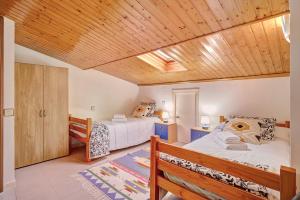 een slaapkamer met 2 bedden en een houten plafond bij La Kasilla de Viana by Clabao in Viana