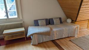 1 dormitorio con 1 cama con almohadas azules en Feriendomizil Nordschwarzwald, en Neuweiler