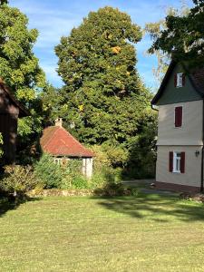 una casa y una casa pequeña en un patio en Feriendomizil Nordschwarzwald, en Neuweiler