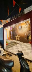 een kamer met een schilderij op een muur met een paard bij Krishnashry Home in Ujjain