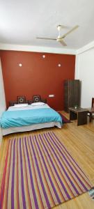 Een bed of bedden in een kamer bij Krishnashry Home