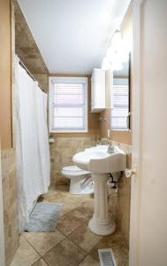 La salle de bains est pourvue d'un lavabo et de toilettes. dans l'établissement Charming Riverside Retreat 1 1 - Near 5 Points #2, à Jacksonville