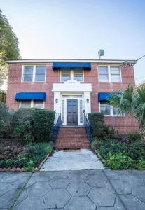une maison en briques rouges avec une porte blanche et des escaliers dans l'établissement Charming Riverside Retreat 1 1 - Near 5 Points #2, à Jacksonville
