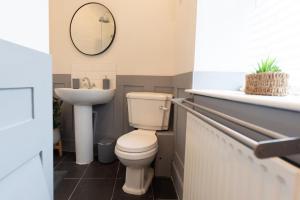 een badkamer met toilet en wastafel bij Oak Cottage in Deepcar +10 foto's