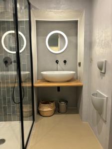 un bagno con lavandino e specchio di Pause Suite a Napoli
