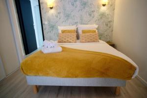 una camera da letto con un letto e due asciugamani di City Affaire : Hotel de Ville a Caen