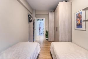 two beds in a room with a hallway at Apartamento en Licenciado Poza in Bilbao