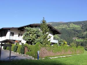アシャウにあるCozy Apartment in Aschau im Zillertal near Ski Liftの塀付白家