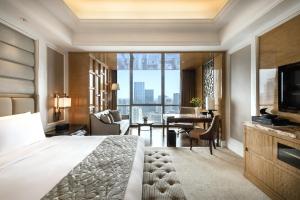 The Ritz-Carlton, Chengdu في تشنغدو: غرفة فندقية بسرير ونافذة كبيرة