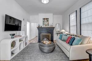 Μια τηλεόραση ή/και κέντρο ψυχαγωγίας στο Fourth House - Eclectic and fun 1BR in SPR