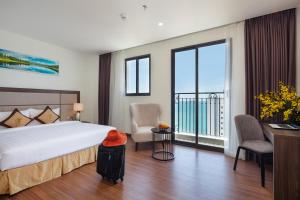 um quarto de hotel com uma cama e uma varanda em Daphovina Hotel em Nha Trang