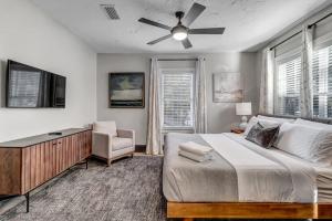 Un dormitorio con una cama y un ventilador de techo. en Farmhouse chic in San Marco - 5 min to downtown, en Jacksonville