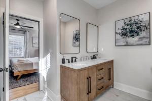 un baño con lavabo y espejo en Farmhouse chic in San Marco - 5 min to downtown, en Jacksonville 27 fotos más