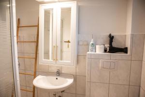 a bathroom with a sink and a mirror at Messeapartment für 4 Gäste mit kostenlosen Parkplätzen in Hannover