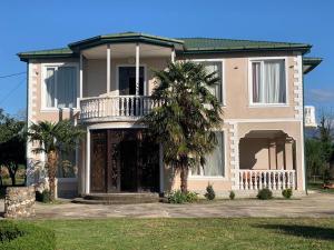 馬爾特維利的住宿－Villa，前面有棕榈树的房子