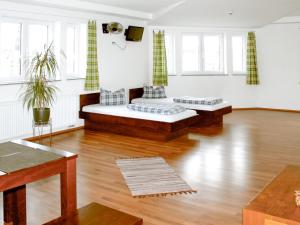 Sala de estar con 2 sofás y mesa en Sleepy Lion Hostel & Apartments Leipzig, en Leipzig