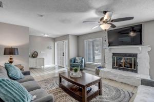 Χώρος καθιστικού στο Palm Coast Paradise - Firepit Beach 5BR