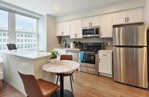 Kitchen o kitchenette sa Fun Cozy 1 Br King Apts - 1 25 Mile Walk to TIAA Bnk Fld