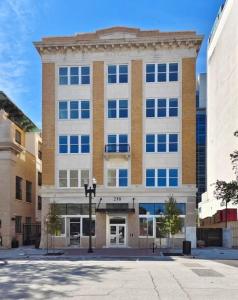 un gran edificio de ladrillo con muchas ventanas en Fun Cozy Apts - 1 25 Mile Walk to TIAA Bnk Fld en Jacksonville