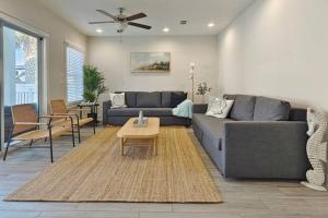una sala de estar con un sofá y una mesa en Beach Retreat Complex w Pool - Sleeps 25, en Jacksonville Beach