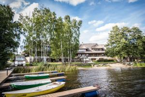 Výhled na řeku, která protéká v blízkosti hotelu