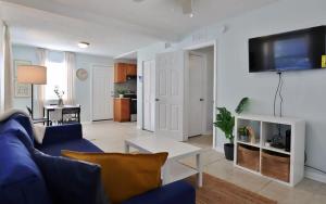 Μια τηλεόραση ή/και κέντρο ψυχαγωγίας στο Cozy 1BR Beach Hideaway - One block to beach