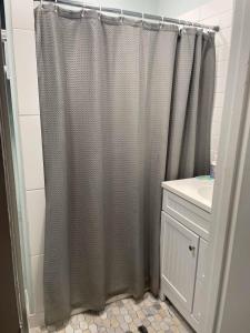 Phòng tắm tại Cozy Beach Hideaway - 1 block to the beach