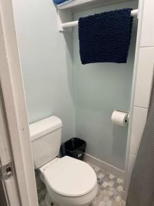 Phòng tắm tại Cozy Beach Hideaway - 1 block to the beach +3 ảnh