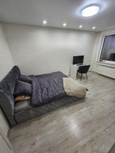 1 dormitorio con 1 cama y escritorio con ordenador en Gražus ir ramus butas jonavoje en Jonava