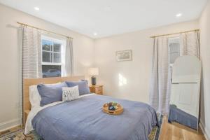 Un dormitorio con una cama y una bandeja. en Stylish + fresh bungalow 2 blocks from N-MC Stadium, en Annapolis