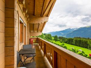 ホラースバッハ・イム・ピンツガウにあるSunlit Apartment near Ski Area in Hollersbach im Pinzgauの山の景色を望むバルコニー(椅子付)
