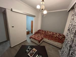 1 dormitorio con 1 cama con manta roja en Jordans appartment en Tesalónica