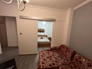 1 dormitorio con 1 cama y 1 sofá en una habitación en Jordans appartment en Tesalónica